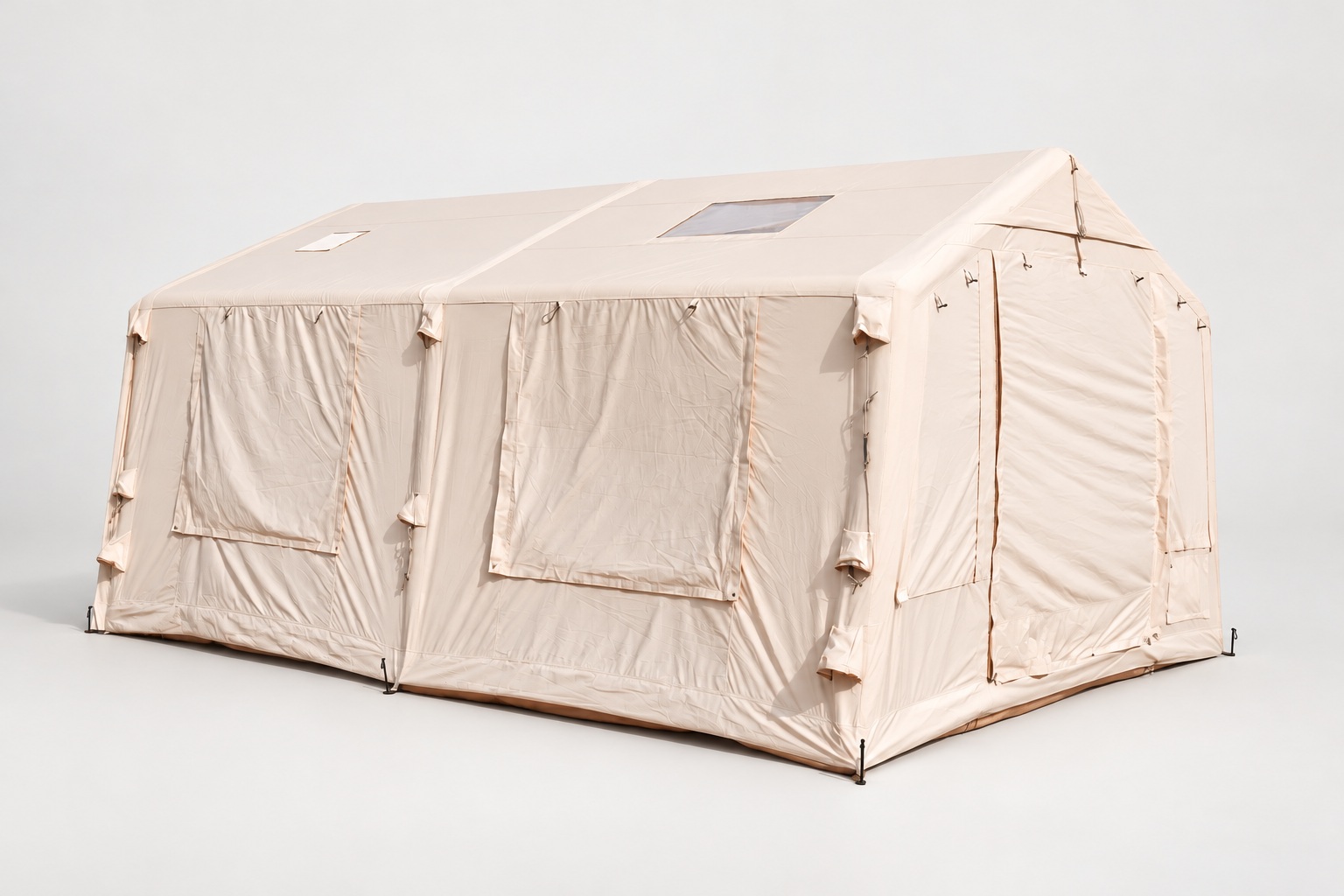 Light poly-cotton gable lodge body with closed side window flaps and roof openings